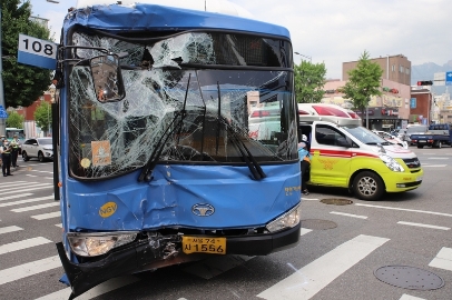 18人受伤！韩国首尔一公交车突然冲向饭店