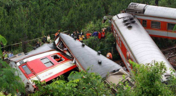 英国客运列车脱轨 造成至少3人死亡 多人受伤