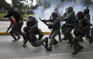 哥伦比亚多地发生暴力示威活动 造成7死148伤