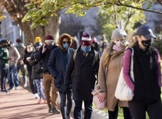 荷兰戴口罩法律生效违反者将面临95欧元罚款