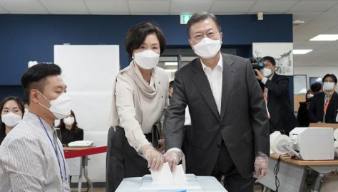 韩举行首尔市长等投票 朝野吁选民积极参加