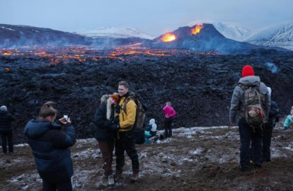 冰岛火山出现新喷发裂缝 上百人紧急撤离