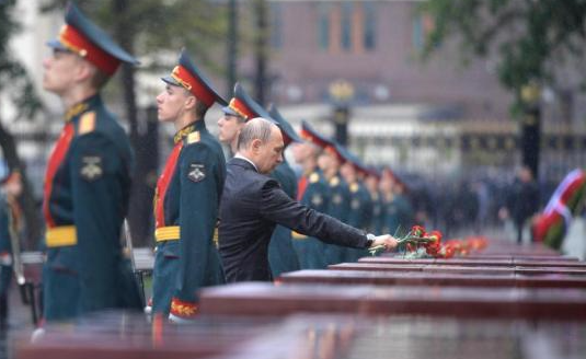 俄纪念卫国战争爆发80周年 普京向无名烈士墓献花