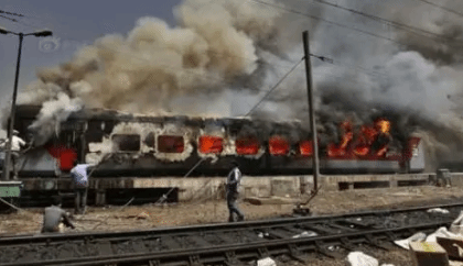 印度一特快列车行驶途中起火 大火从车厢内窜出