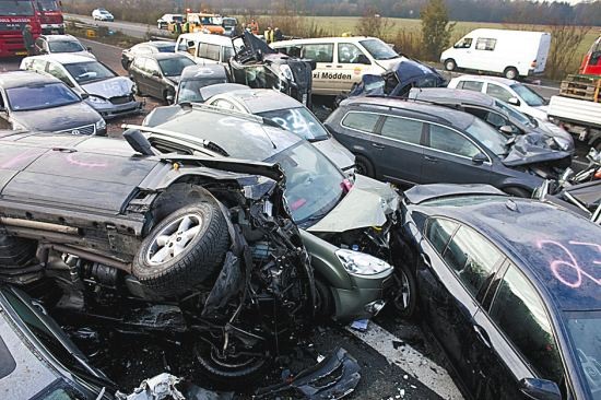 美国发生连环交通事故 涉及至少50辆车