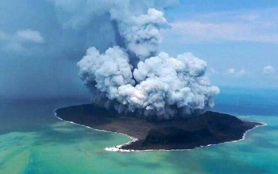 汤加火山喷发已造成3人死亡 汤政府宣布该国处于紧急状态