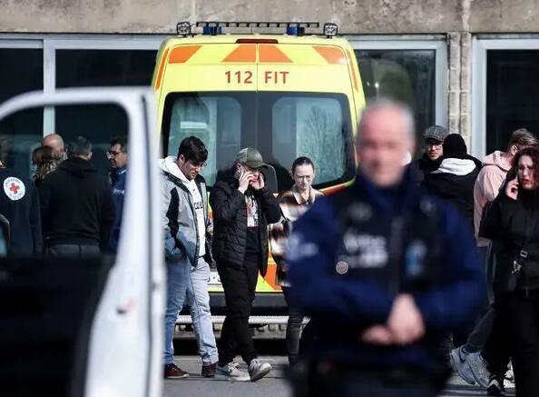 比利时一汽车冲入人群造成至少6人死亡