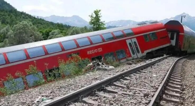 德国一载有学生的火车脱轨致4死30伤 总理表示震惊