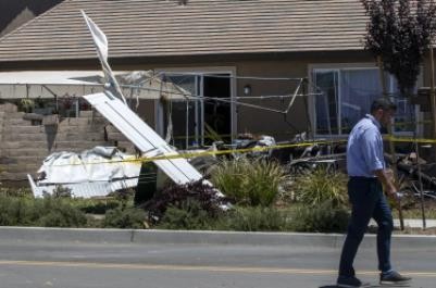美国南加州一架小型飞机坠毁飞行员受重伤