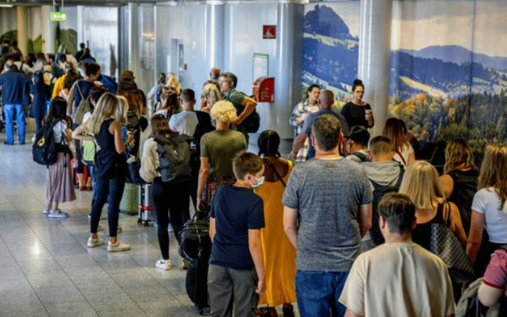 罢工与假期叠加 欧美多国机场陷入混乱