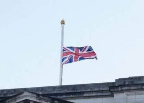 英国女王去世 白金汉宫、温莎城堡降半旗致哀