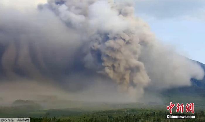 当地时间2022年12月4日2时46分，位于印尼东爪哇省的塞梅鲁火山开始剧烈喷发。