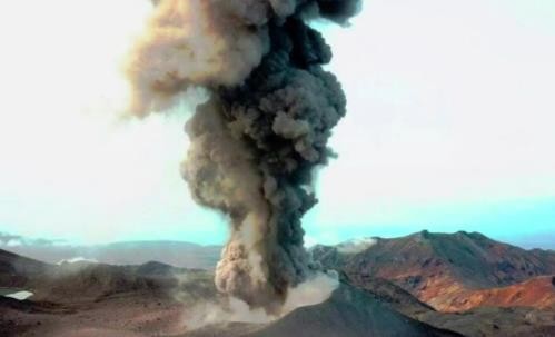 俄千岛群岛火山喷发灰柱高达3000米 已设置危险代码