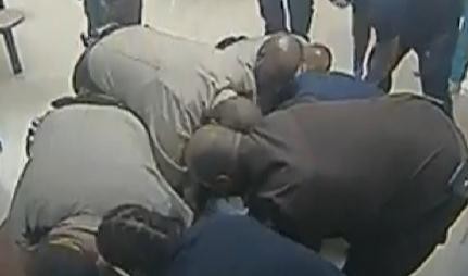 美国非裔男子戴着手铐仍遭警察按压在地身亡 视频曝光