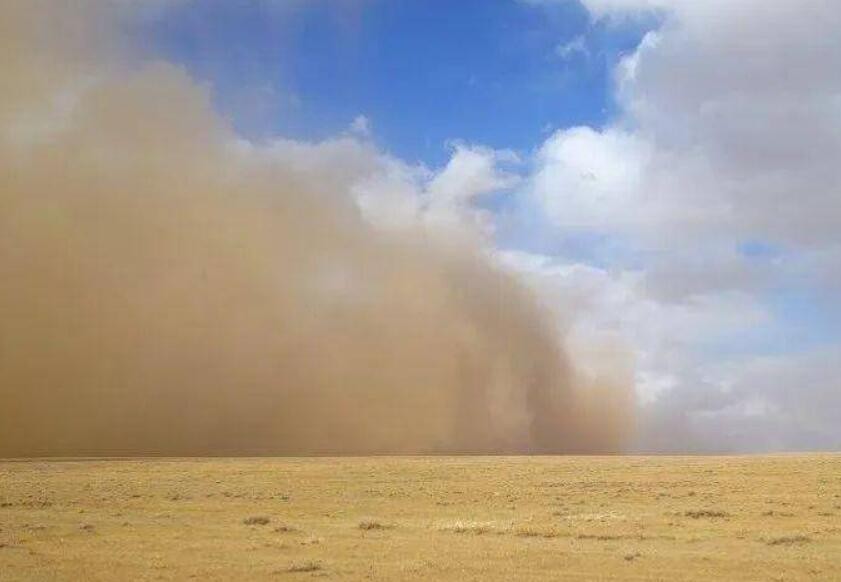 蒙古国发布强沙尘暴预警