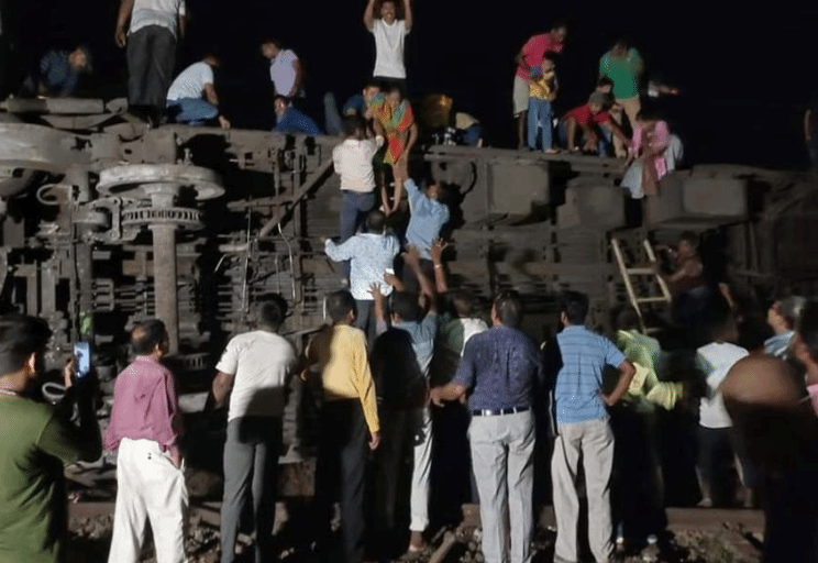 印度官员确认2日晚列车脱轨相撞事故已造成207人死亡