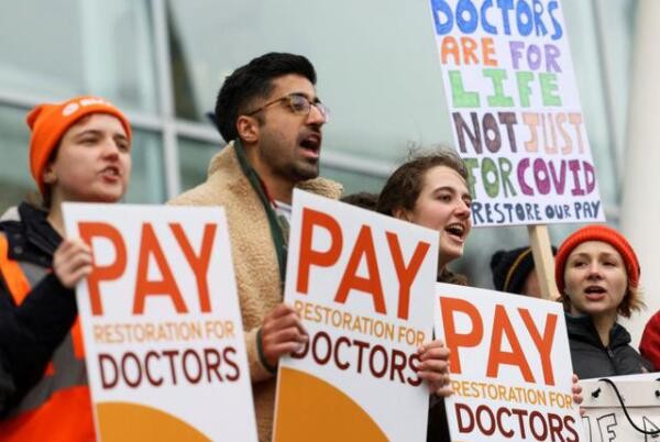 英国医生罢工要求涨薪抵通胀 病人抱怨就诊遭推迟