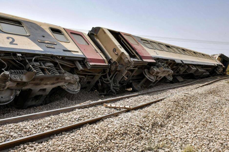 突尼斯一辆列车出轨30余人死伤