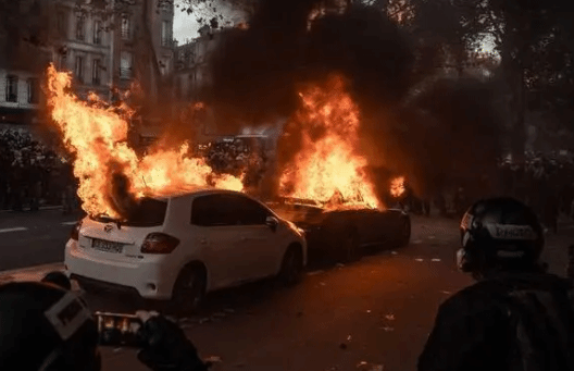 法国多个城市再次爆发骚乱 2名警察受伤