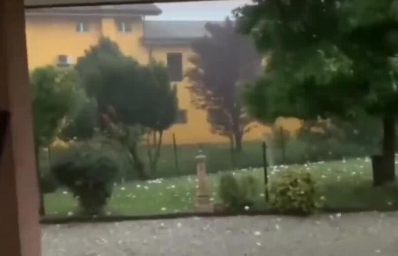 意大利北部极端天气致百余人受伤
