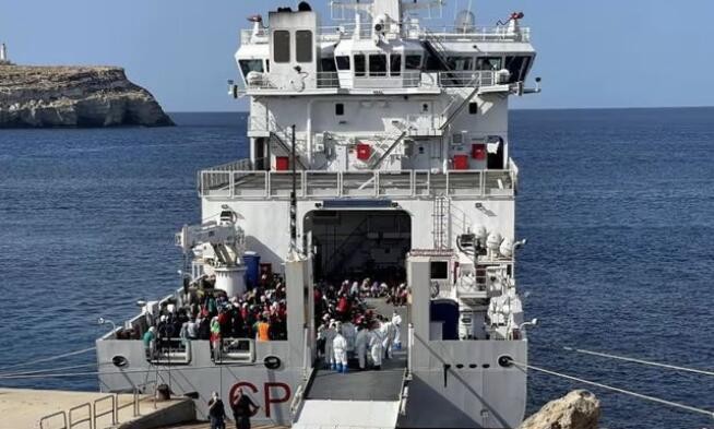 载近百人移民船倾覆致2死、30多人失踪 意大利海空营救