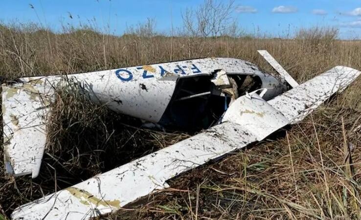 法国西部一载有3人的小型飞机坠毁