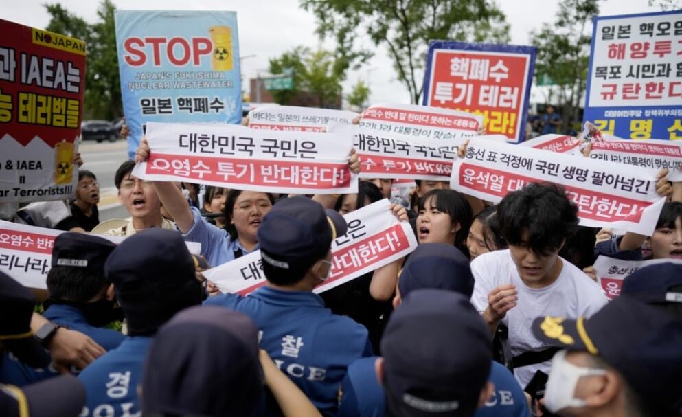 韩国大学生试图闯入日本大使馆抗议福岛核污染水排海