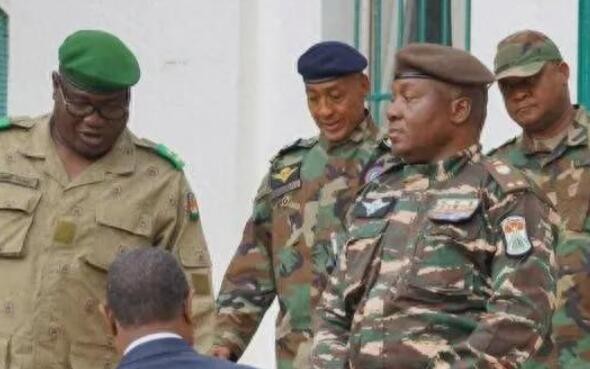 马克龙：法国在尼日尔驻军调整事宜只与尼合法政府协调