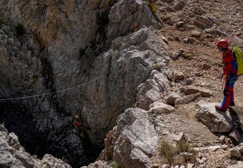 美国探险家被困地下洞穴千米深处终获救 190人参与救援