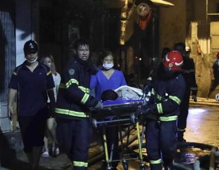 越南一栋九层公寓楼深夜发生火灾 已致数十人伤亡