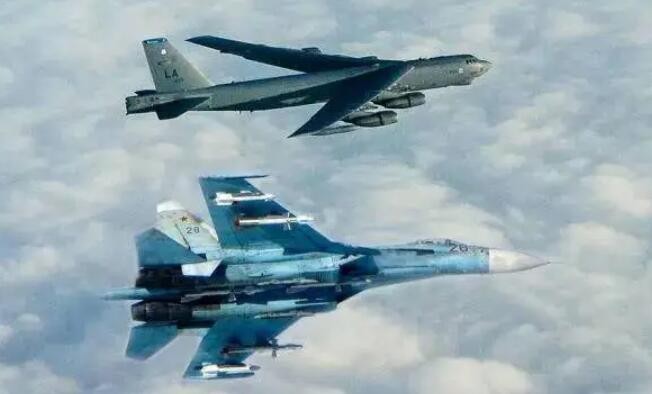 俄战机在波罗的海上空对美国轰炸机实施伴飞