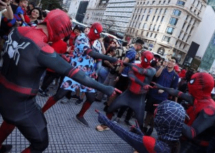 旨在打破世界纪录 约1000位“蜘蛛侠”齐聚阿根廷