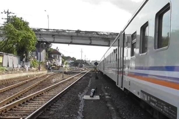 印尼东爪哇省火车与小巴车相撞致11人死亡