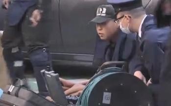 日本警察街头逮捕一持刀男子 男子自称携带炸弹