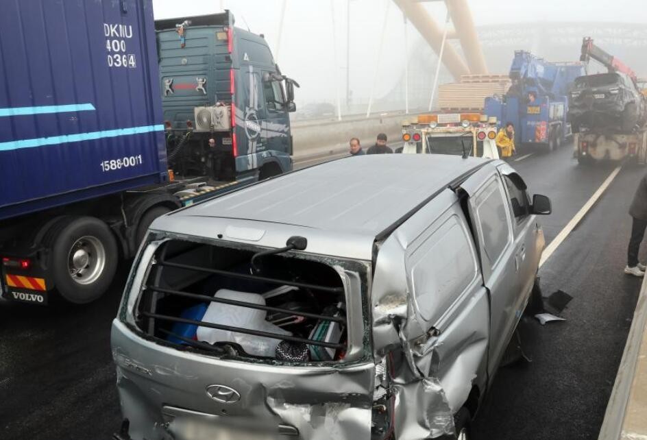 韩国世宗市两起多车连撞事故致14人受伤