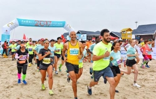 海滩马拉松体验天人合一 中国选手获女子冠军