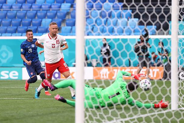 欧洲杯-尤文门将摆乌龙 波兰1-2不敌斯洛伐克