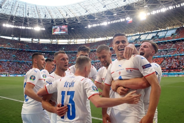 欧洲杯-悍腰传射希克进球 荷兰0-2捷克出局