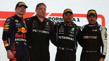 F1卡塔尔站-汉密尔顿夺冠 阿隆索时隔7年再登领奖台