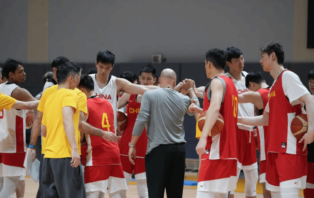 中国男篮集训队公开训练课在沪举行