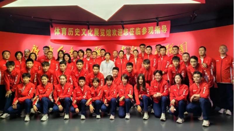 中国跳水队参观北京体育历史文化展览馆