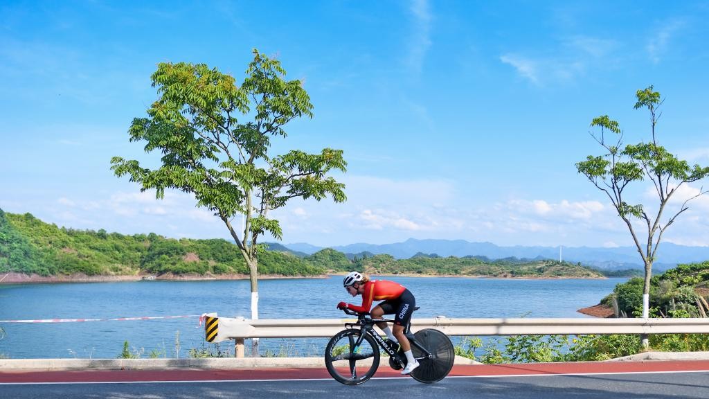 全国公路自行车锦标赛淳安开赛 马彬焱获成年男子个人赛冠军