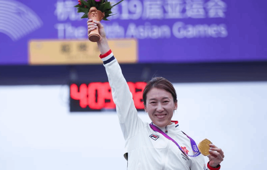 中国香港选手杨倩玉获自行车女子公路赛金牌