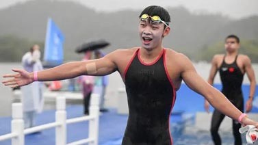 亚运会马拉松游泳男子10公里 中国队包揽冠亚军