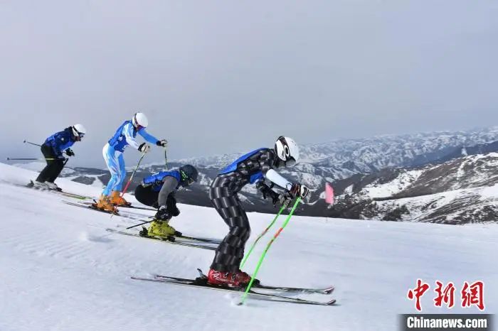 资料图：滑雪爱好者在可可托海国际滑雪度假区体验滑雪。