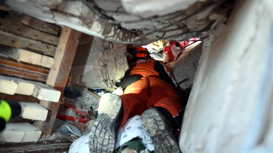 中国救援队在土耳其地震重灾区哈塔伊开展救援工作
