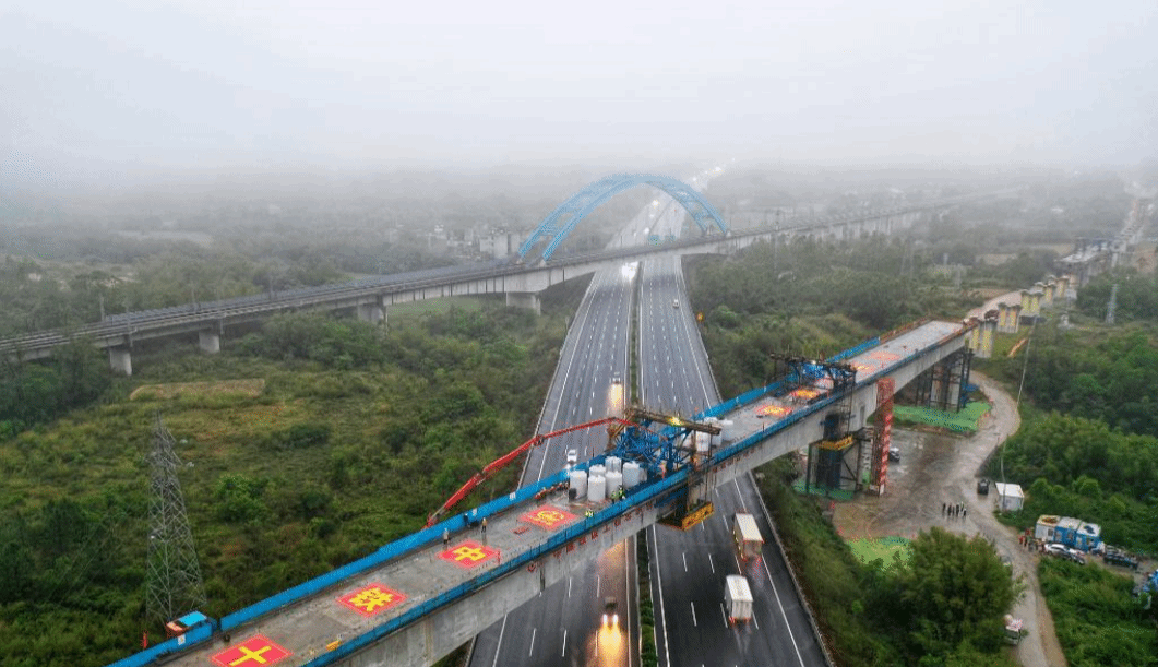 广湛铁路首座跨高速连续梁合龙