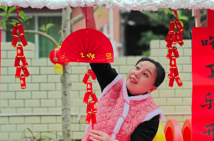 贵州赤水：品年味秀民俗 萌娃迎新年