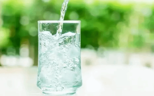  炎炎夏季老年人该如何健康补水？可适当补充电解质