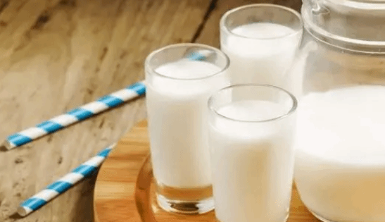 经常喝牛奶就不会缺维生素D？喝牛奶更多是补钙